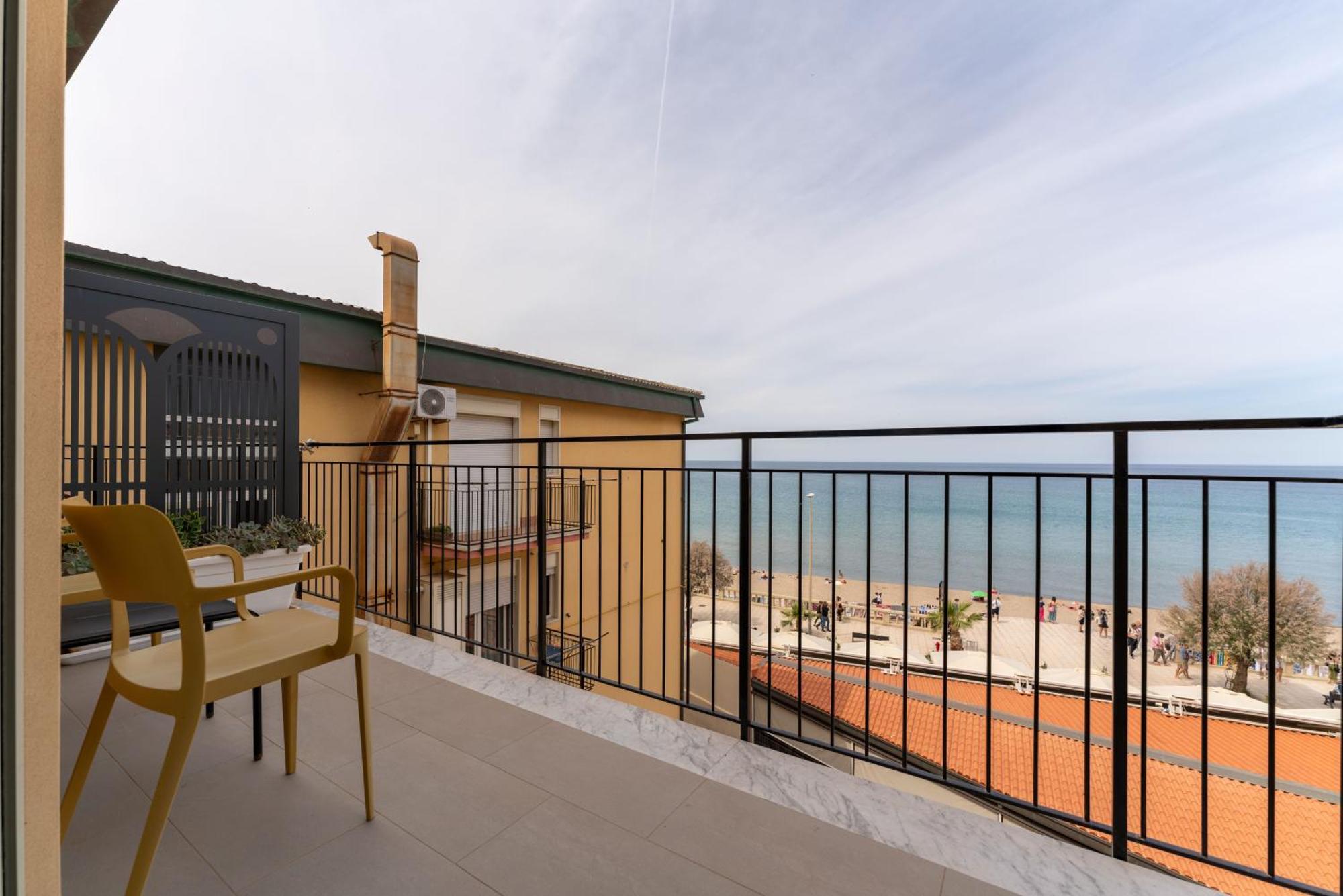 B&B Le Suites Di Costanza Чефалу Экстерьер фото